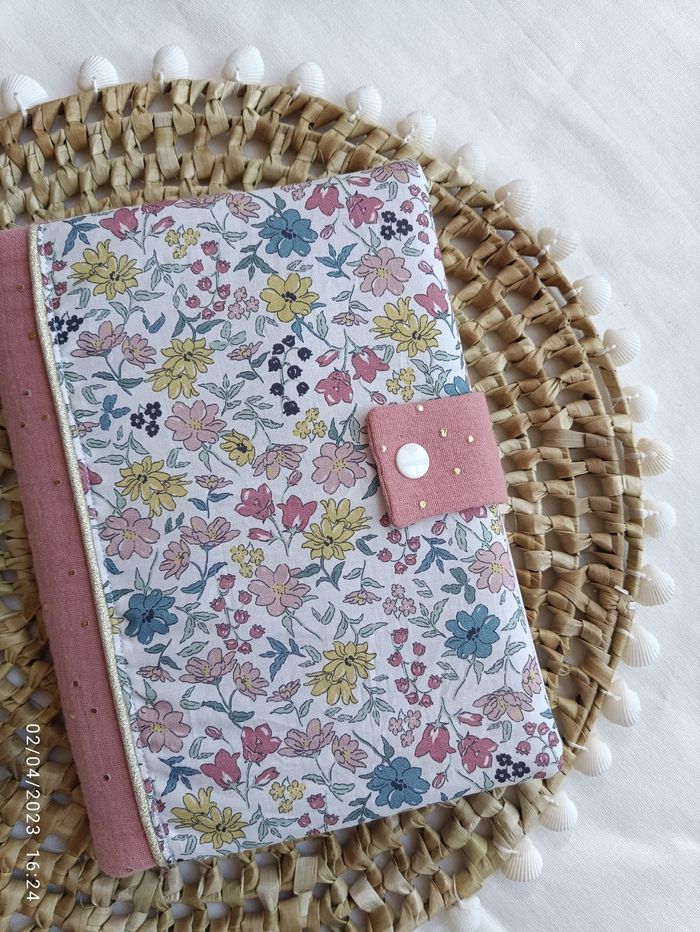 Protège carnet de santé  bébé fille tissu fleuri
