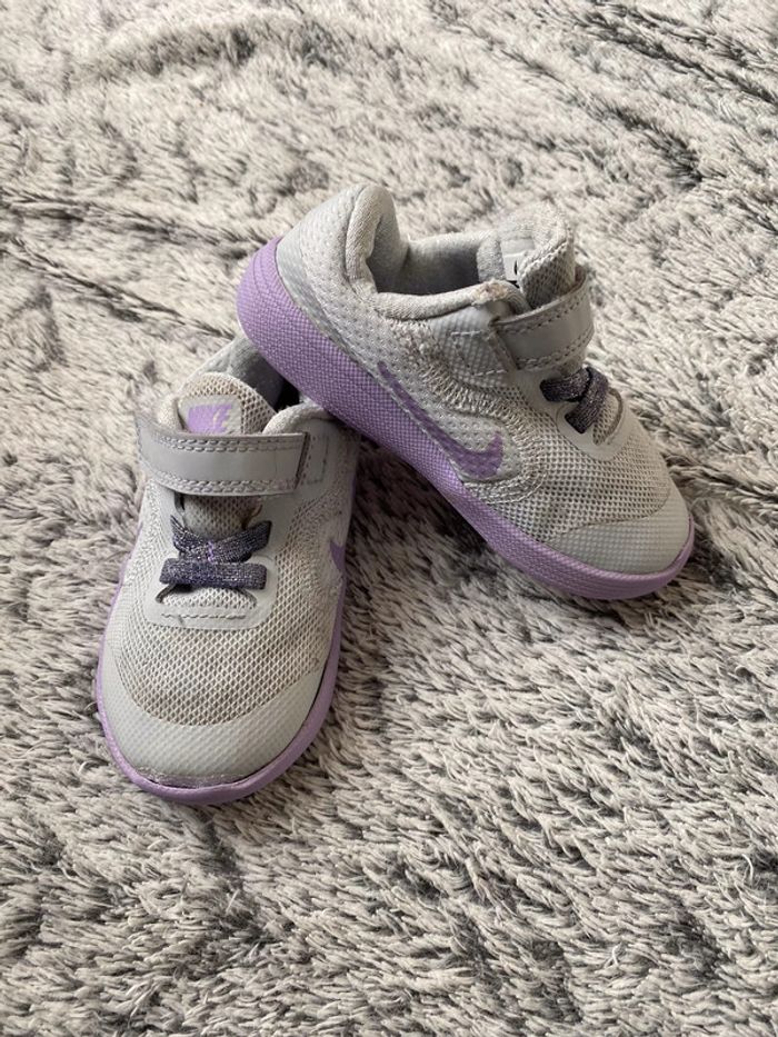 Baskets Nike évolution - taille 22