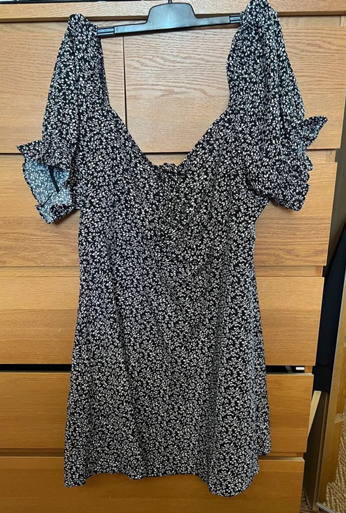 Robe noir fleuris manches bouffantes Shein - photo numéro 3