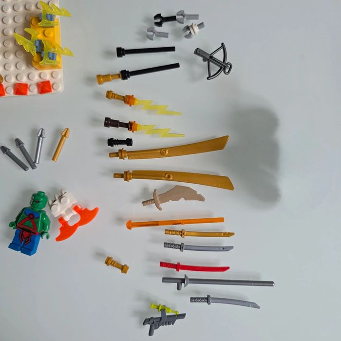 Lot Lego armes et 6 personnages - photo numéro 5