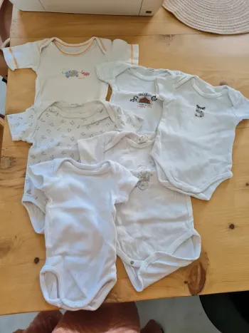 Lot bodies manche courte 3 mois