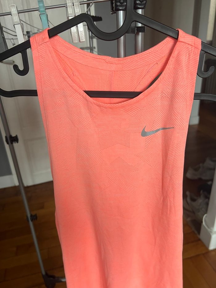 Haut de sport Nike taille XS couleur corail