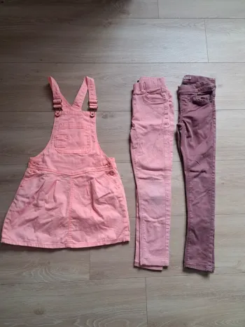 Lot pantalons/ robes 8A