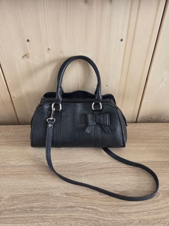 Sac à main en cuir avec un petit nœud et bandoulière