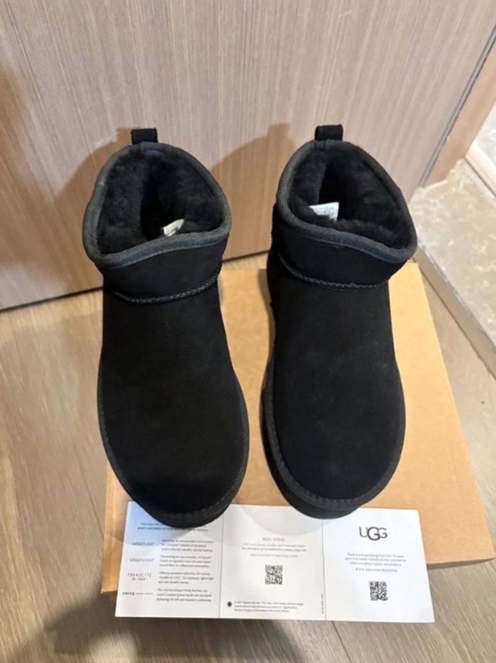 Bottes de neige UGG à talons hauts, noires, pointure 39 - photo numéro 8