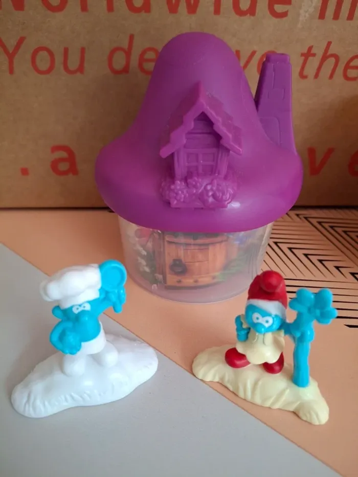 2 maisons Schtroumpf et figurines - photo numéro 2