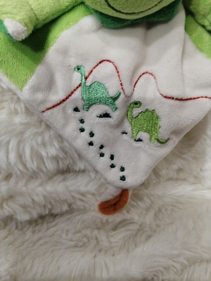 Doudou plat dinosaure dragon vert blanc orange Simba toys Kiabi nicotoy - photo numéro 3