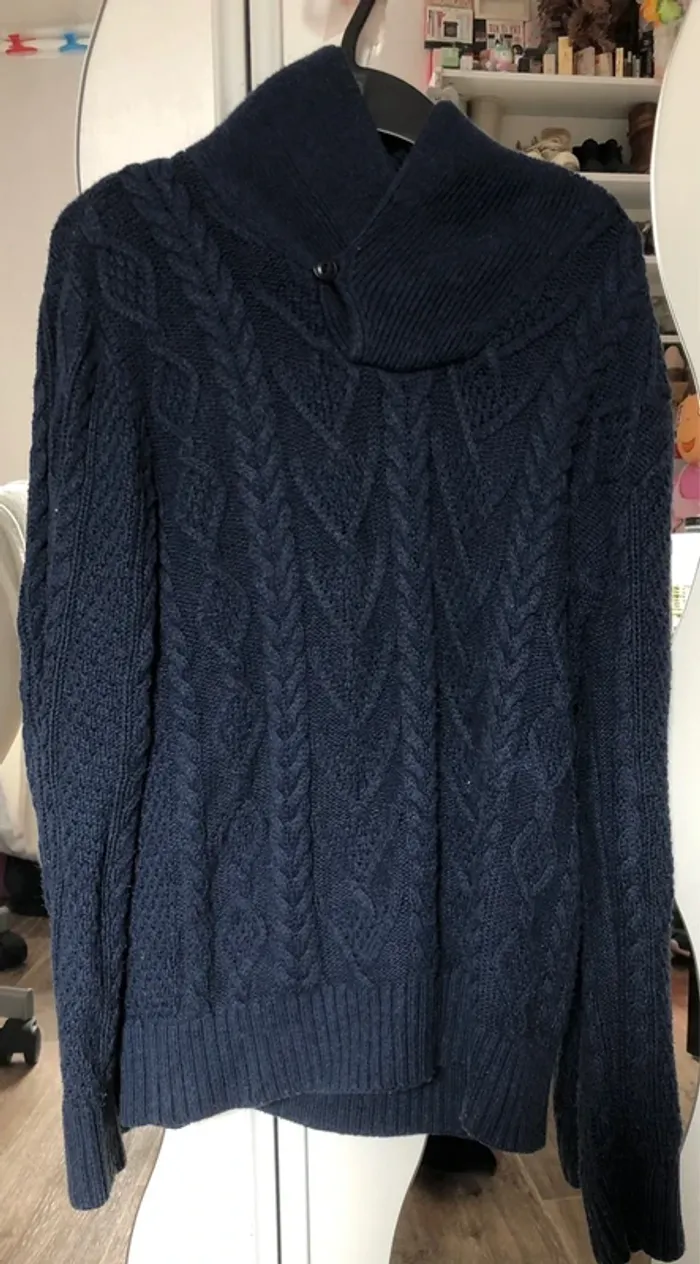Gilet bleu marine avec un col montant