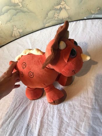 Petit Dinosaure Rouge Ocre Crinière Tête Dos Spirales Animal Faune Peluche Petits Enfants Bébés