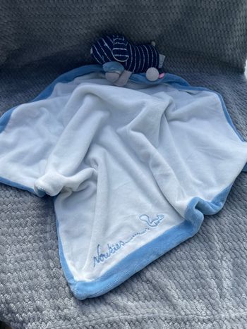 Doudou couverture Chien Aston & Jack rayé bleu marine couverture bleu blanc Noukie’s