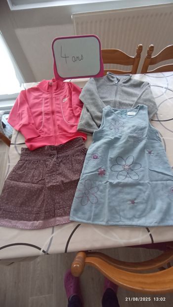 Lot 4 vêtements 4 ans