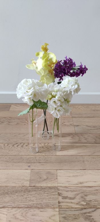 Vase en verre et fleurs artificielles 