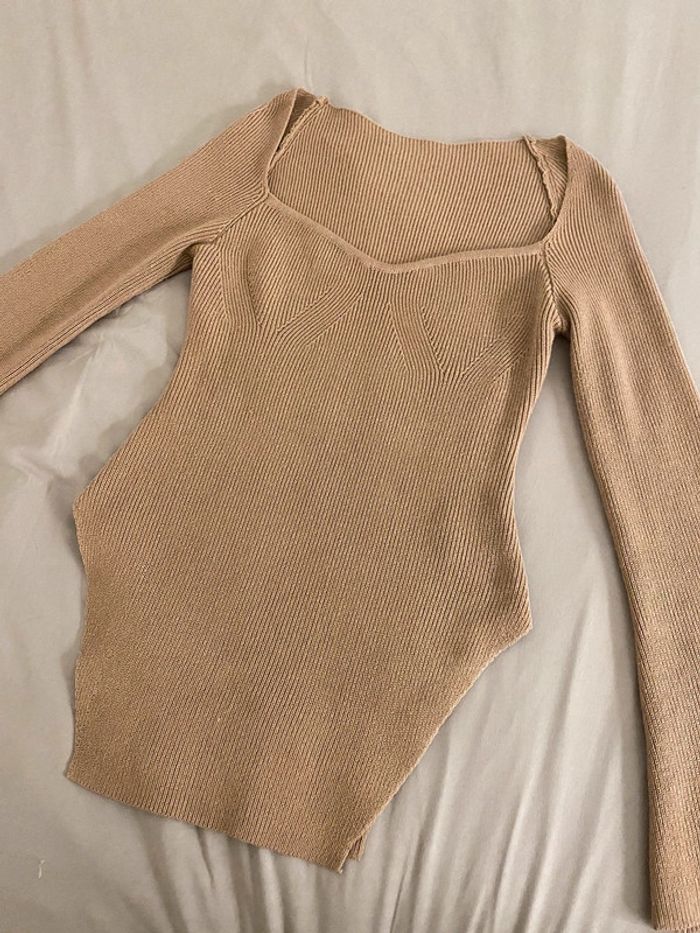 pull à encolure de cœur côtelé