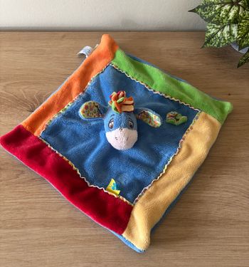 Doudou plat âne bourriquet bleu rouge fleur abeille Disney