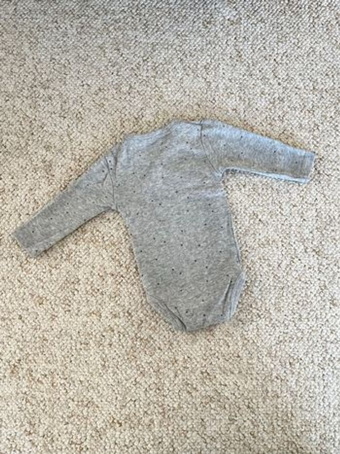 Lot bodies Kiabi 1 mois - photo numéro 7