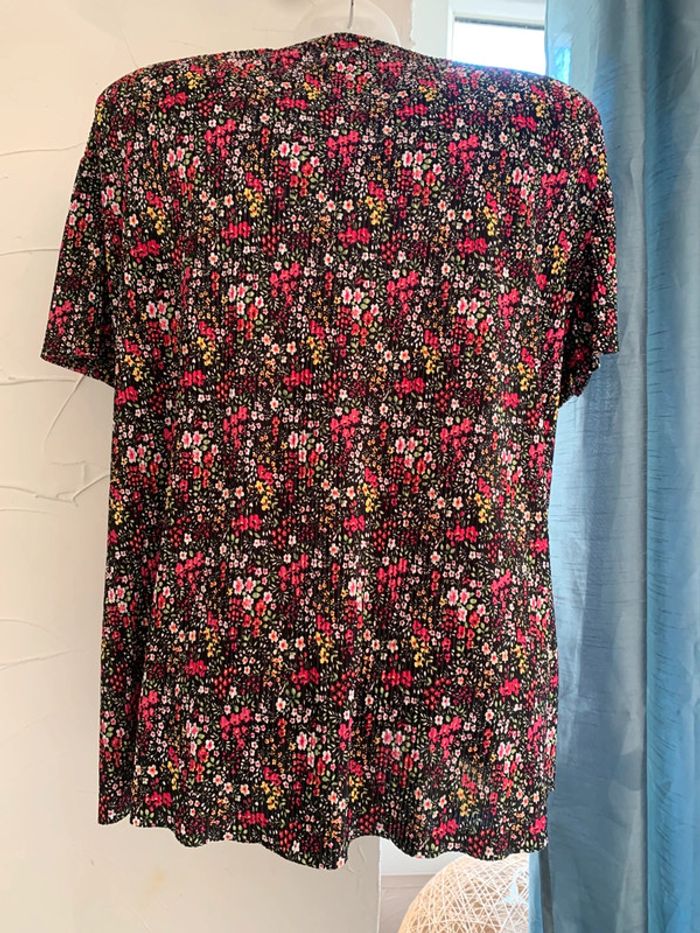 TEE shirt  fleurie manches courtes taille 42-44 - photo numéro 2