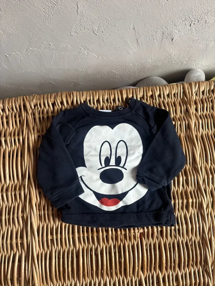 Pull Mickey 9mois en très bon état