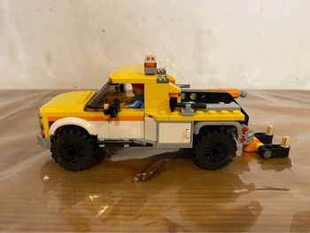 Dépanneuse lego avec sa figurine.  Provient du set 60258