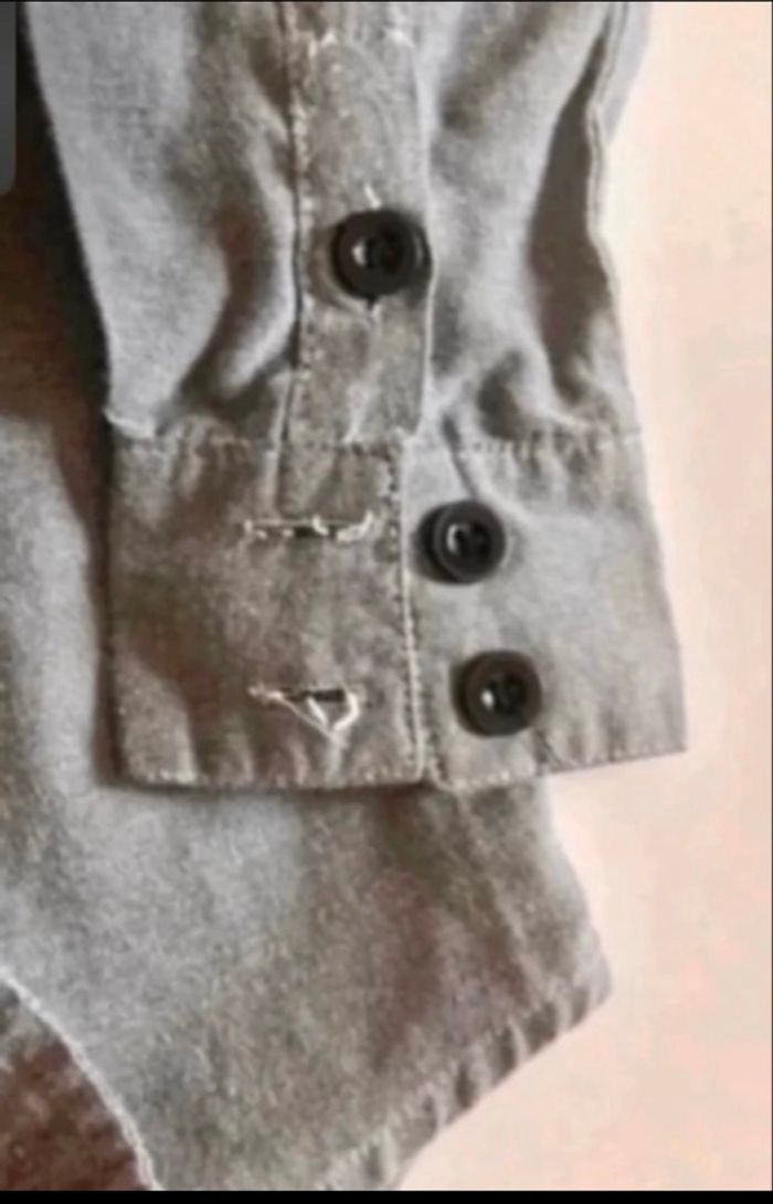 Chemise manches longues garçon TRÈS BON ÉTAT taille 4 ans couleur gris - photo numéro 3