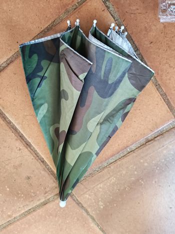 Parapluie chapeau imprimé camouflage monté sur la tête contre pluie ou soleil