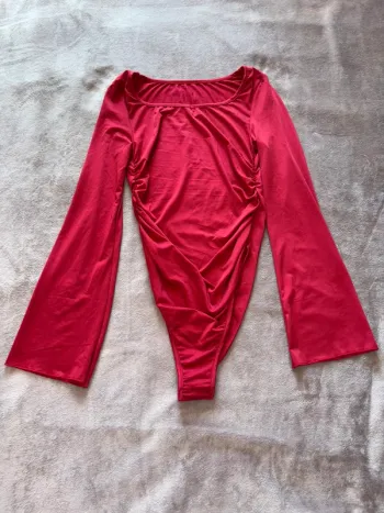 Bodies rouge femme à manches longues Shein taille 34 en très bon état.