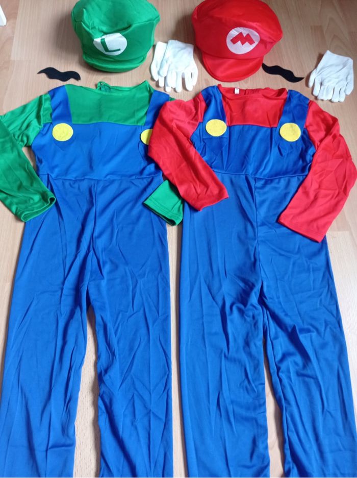 Lot déguisement Mario + luigi et accessoires 6ans