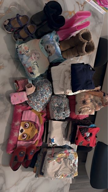 Lot vêtement filles 4-5 ans