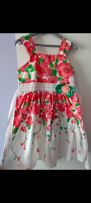 Robe de cérémonie blanche et fleurs corail en 7 ans