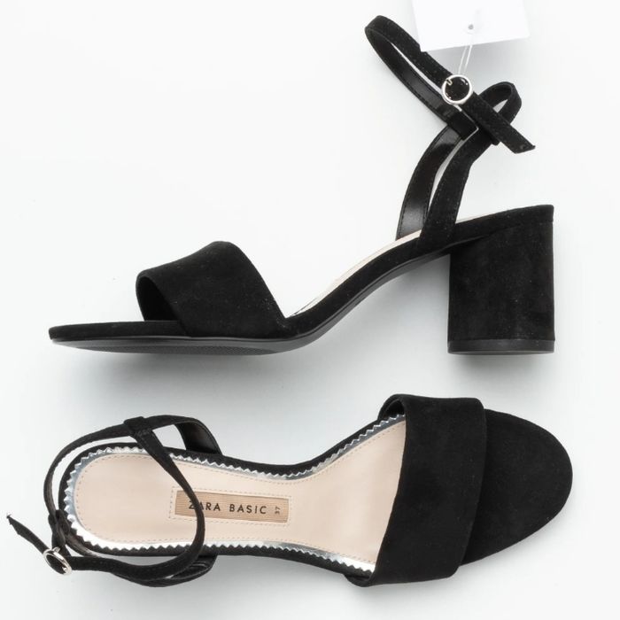 Sandales noires pour femmes Zara Taille 39 État comme neuf (Zara trafaluc) 
 
Prix : 20 euros 

Remise en main propre possible a Rueil-Malmaison (Secteur place besche) 

#zara#zarawoman#zarafashion#zaraaddicted#sandales#sandale#noir#classe#paillette#fêtes - photo numéro 2