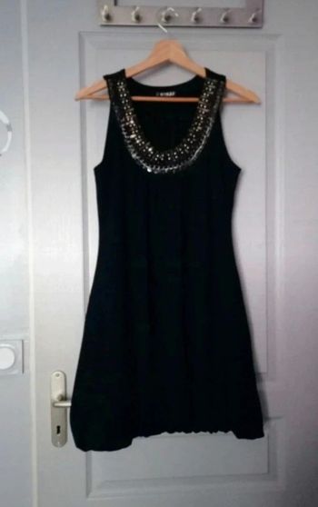 Robe noire col bijoux 38