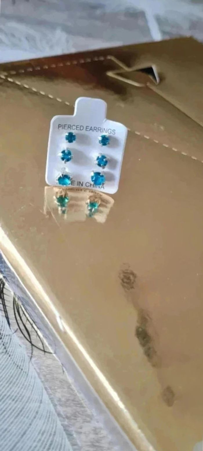 Boucles d'oreilles avec strass de couleur - photo numéro 2