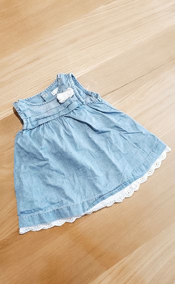 Robes en jean et dentelles 3 mois .