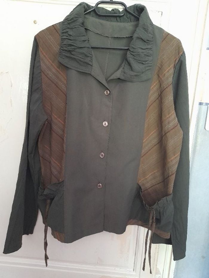 Chemisier vert kaki, taille 44