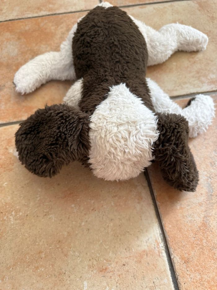 Peluche chien noir et blanc à plat