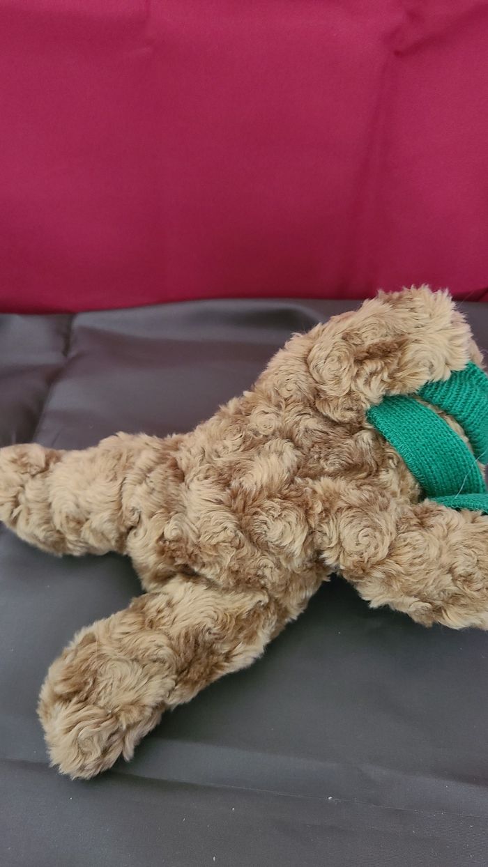 peluche ours couché bonnet et echarpe verte sokid - photo numéro 4