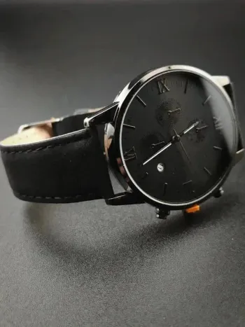 Montre noire intégrale, style vintage, élégante