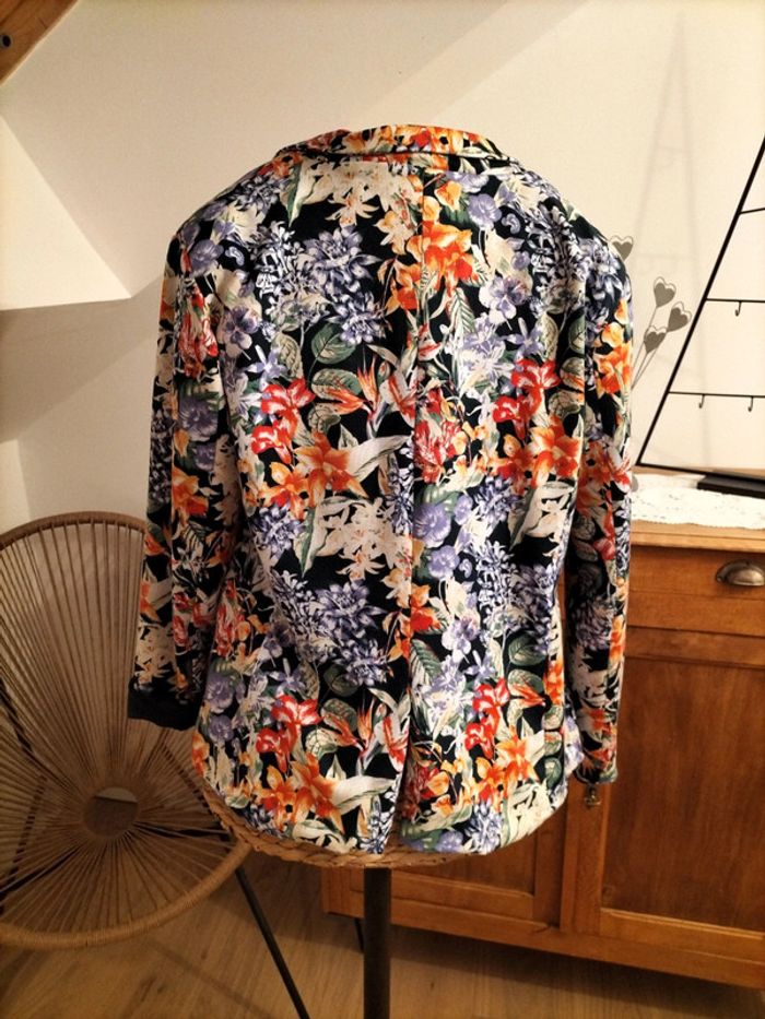 Veste fleurie et t-shirt - photo numéro 3