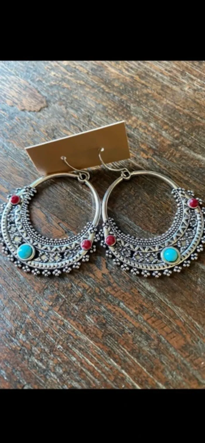 Magnifique paire de boucles d’oreilles argentées avec pierres rouges et turquoise