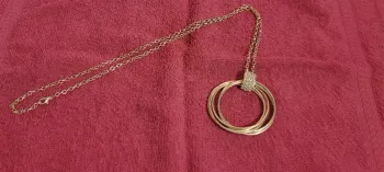 Collier long avec pendentif à strass