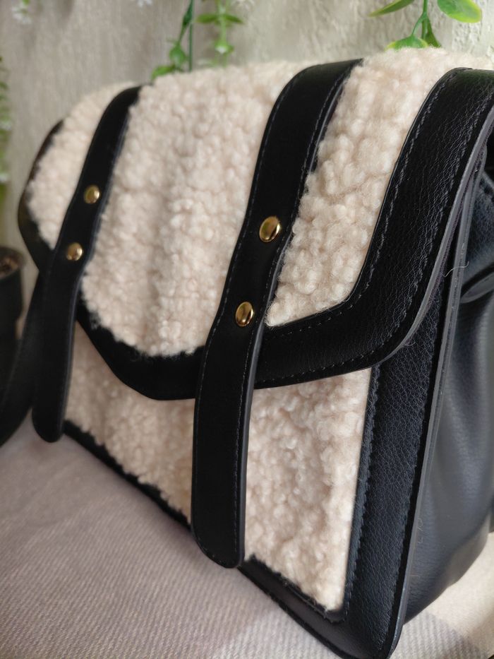 Sac bandoulière noir avec moumoute - photo numéro 3