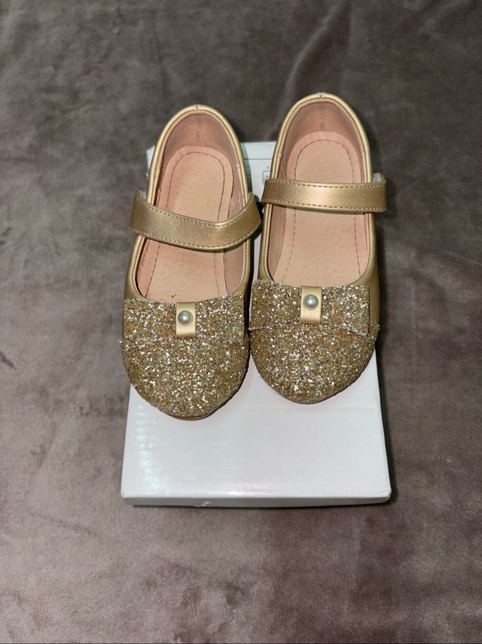 Chaussures de cérémonie à paillettes dorées fille taille 27.