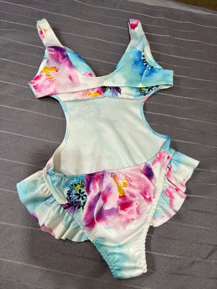 Magnifique maillot de bain 1 pièce à volants ouvert sur les côtés et décolleté - photo numéro 2