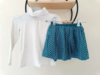 4-5 ans ensemble teeshirt col tape a l'oeil (5a) et jupe côtelée Okaïdi (4a)