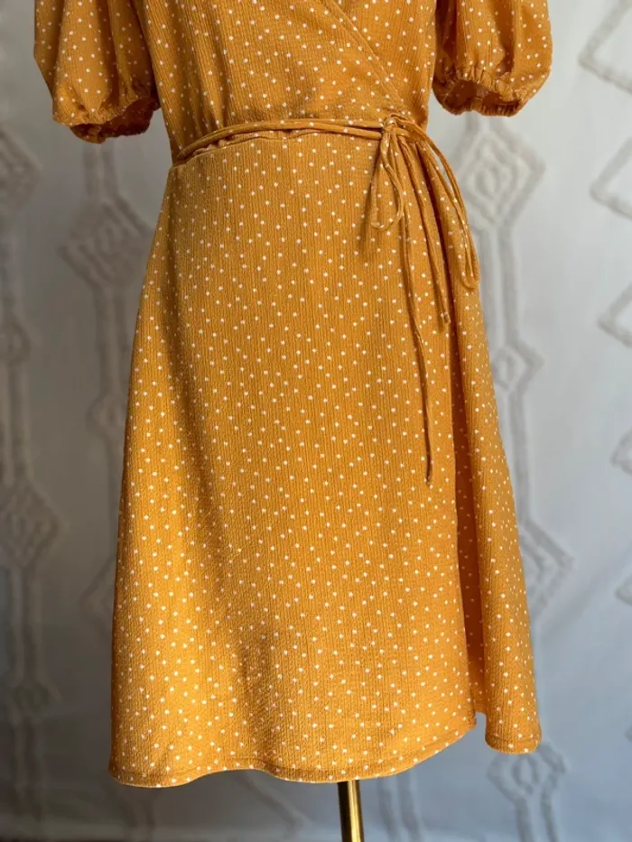 Robe portefeuille moutarde à pois MANGO – coupe cache-cœur, manches bouffantes, taille XS - photo numéro 3