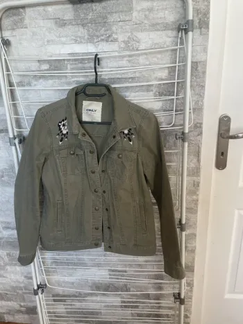 Veste en jeans kaki avec motifs