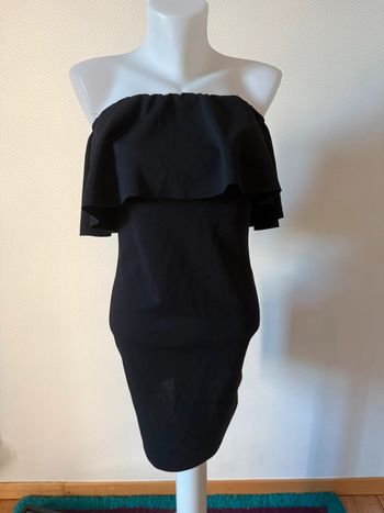 Robe noir épaule dénudé en très bon état taille S