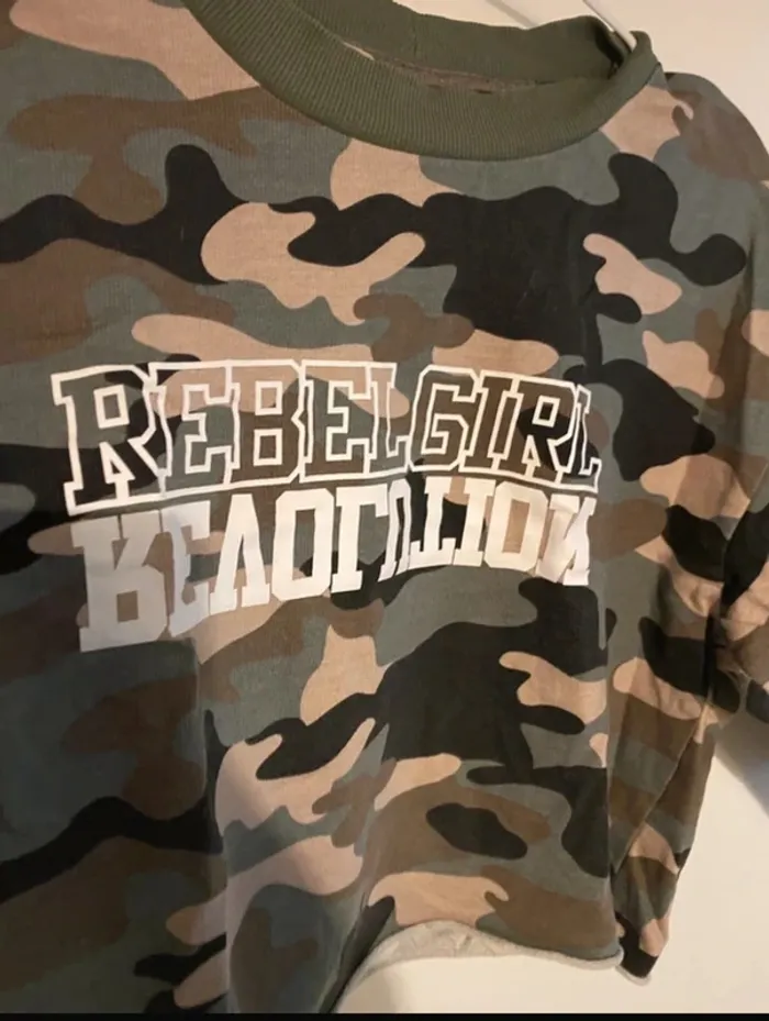 T-shirt cropped camouflage Rebel Girl– H&M – Taille S - photo numéro 3