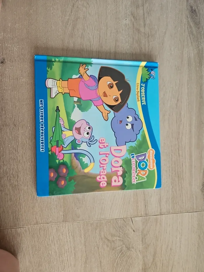 Livre dora l'exploratrice