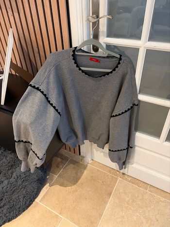 Pull gris ornement noir dentelle 