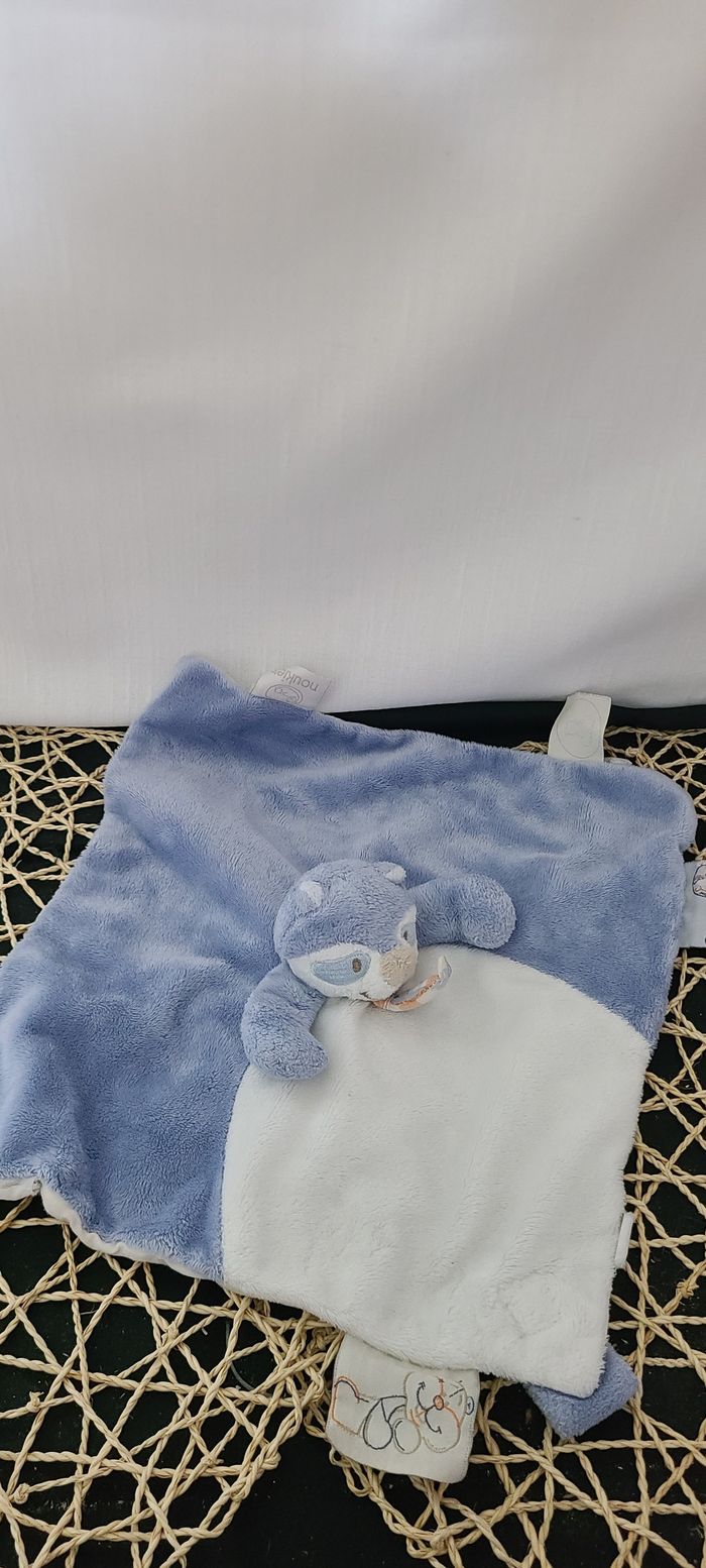 Doudou plat raton laveur William NOUKIE'S tidou William et Henry bleu blanc cravate - photo numéro 2